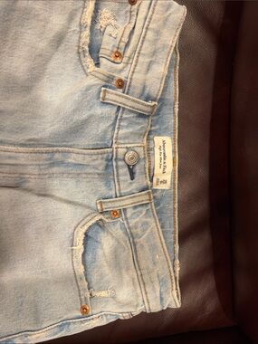 Abercrombie & Fitch Light Wash High-Rise Mom Jean